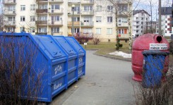 Przy jednym z budynków na osiedlu Bursztynowym stoi kontener o poj. 7 m3 i dwa pojemniki - na szkło oraz wspólny na tworzywo i papier.