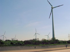Elektrownie wiatrowe przy wschodnioniemieckiej autostradzie.