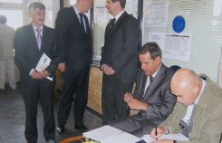 A.Finster oraz T.Czabański w październiku 2011 podpisali w budynku dworca porozumienie ws. jego przejęcia.