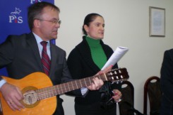 Na spotkaniu opłatkowym PiS w 01.2013 w Gdyni Jarosław Sellin kolędy grał na gitarze.