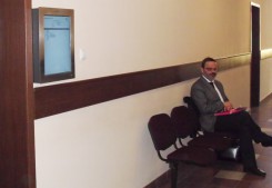 Mecenas Marek Sosnowski czeka przed salą nr 1 chojnickiego sądu na wznowienie posiedzenia z 15.04.2013.
