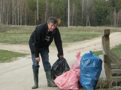 Marek Stępień podczas zeszłorocznego sprzątania (fot. nadesłane).