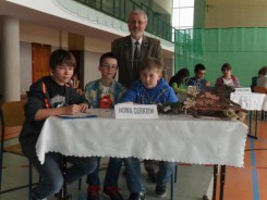 Drużyna z ZS Nowa Cerkiew (Filip Bacławski, Szymon Glazer, Kacper Luty) podczas konkursowych zmagań razem z panem Markiem Pałaszyńskim.