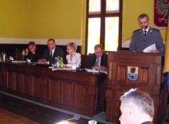 Tomasz Kąkolewski odpowiada na pytania radnych.