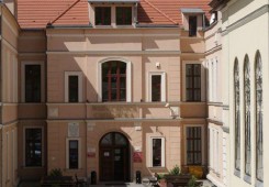 Biuro Porad Prawnych i Informacji Obywatelskiej znajduje się w chojnickiej  Wszechnicy.