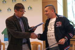 Wójt i Cezary Kotłowski już po podpisaniu umowy.