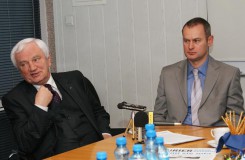 Od lewej: prezes stoczni Andrzej Stokłosa i dyrektor jej chojnickiego oddziału Marcin Garus (fot. mz). 