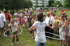 Festyn z okazji Dnia Dziecka na os. Hallera w 2011 roku.