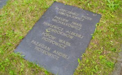 Jedna z 70 płyt nagrobnych na chojnickim cmentarzu żołnierzy radzieckich.