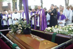 Na uroczystości pogrzebowe przyjechał biskup Ryszard Kasyna.