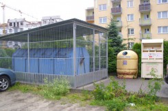 Zestaw pojemnikow na odpady przy jednym z domów na ul. Modrej.