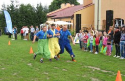Tak bawiono się w 2012 na festynie sołeckim przy domu kultury w Ogorzelinach. 