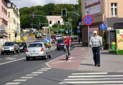 Ten rowerzysta, rozmawiając przez telefon, jedzie pod prąd ścieżką rowerową przy ul. Sukienników. Fot. je