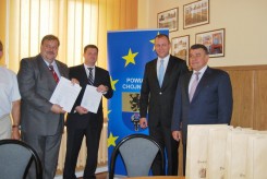 Władze powiatów chojnickiego i korsuńskiego po podpisaniu porozumienia.