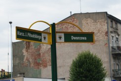Z każdej strony ronda stoją tablice z nazwami ulic.
