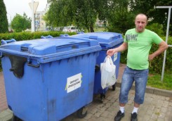 Mieszkaniec Wielewskiej 4 może wrzucić śmieci jedynie do pojemnika na zmieszane odpady.