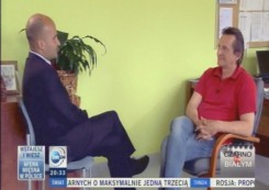Reporter TVN24 Przemysław Wenerski w rozmowie z dyrektorem szpitala Leszkiem Bonną.