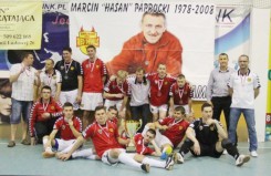 Drużyna Red Devils z medalami za zdobycie II miejsca w Ekstraklasie Futsalu w sezonie 2012/2013