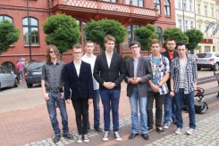 Członkowie klubu Ruchu Młodych w Chojnicach z szefem krajowym i wojewódzkim ruchu.