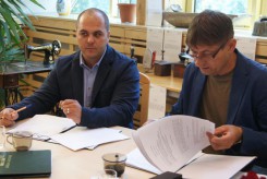  Umowę podpisali Przemysław Kowalczuk i wójt  Zbigniew Szczepański 