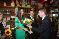 Gratulacje z rąk burmistrza odbiera Hanna Cysewska.