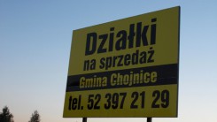 O sprzedaży działek gmina informuje na specjalnej tablicy postawionej w Chojniczkach. 
