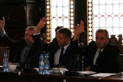 Klub PiS głosował przeciw. Od lewej: Rafał Mielecki, Bartosz Bluma i Marek Szmaglinski.