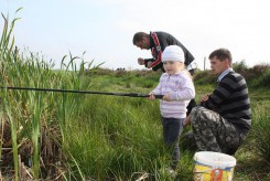 Na pierwszym planie Julia Lewińska z tatą Przemysławem.