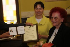Kazimiera Szark jako pierwsza dostała honorowe obywatelstwo od gminy Chojnice. Za nią wiceprzewodnicząca rady gminy Danuta Łoboda. 