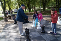 Seniorzy mogli uczyć młodsze pokolenie gry w szachy.