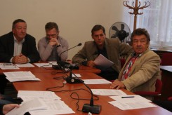Arseniusz Finster podczas obrad komisji odniósł się do skargi. Na zdjęciu (od lewej) Edward Gabryś i (z prawej) Stanisław Kowalik.