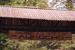 Aurochs, jako stowarzyszenie zwykłe, domek od miasta dostało na początku 2012 roku. Już na wjeździe do lasku wisi tablica z nazwą. 
