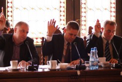 Bartosz Bluma (pośrodku) najczęściej zabierał dziś głos. Trzech radnych PiS-u i Krzysztof Haliżak byli przeciwni zaciąganiu kolejnego kredytu. 