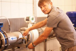 Wójt w stacji uzdatniania wody w Pawłowie, którą w tym roku oddano do użytku.
