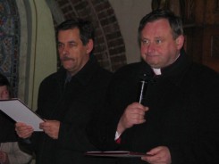 Na zdjęciu burmistrz Arseniusz Finster i ks. dziekan Jacek Dawidowski przed laty.