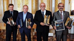 Od lewej: Józef Urbaniak, Jacek Domozych, Zdzisław Kufel i Edward Pietrzyk w sierpniu odebrali nagrodę za rewitalizację parku.