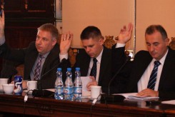 Radni klubu PiS wstrzymali się przy głosowaniu zmian w budżecie (od lewej: R. Mielecki, B. Bluma i M. Szmaglinski).