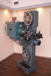Stary kinowy projektor wyeksponowano w holu ChDK.