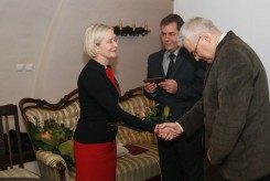 Kazimierz Jaruszewski odbiera gratulacje od dyrektor muzeum Barbary Zagórskiej. 