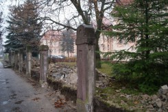 W listopadzie mur przy ul. Świętopełka całkowicie zniknął. Na zdjęciu jeszcze w trakcie rozbiórki. 