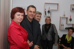 Prezes 'Szukam Drogi' Anna Gmurowska i burmistrz Arseniusz Finster, z tyłu wiceburmistrz Jan Zieliński i Elżbieta Szczepańska z MOPS.