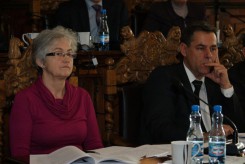 Skarbnik Krystyna Perszewska i burmistrz Arseniusz Finster na sesji. 