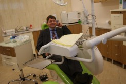 Wójt Zbigniew Szczepański zasiadł na fotelu dentystycznym. 