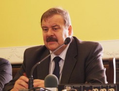 Starosta Stanisław Skaja przewodniczy komisji konkursowej. 