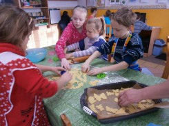 Dzieci z Czartołomia i Jarcewa piekły ciastka kruche i pierniki, a jeżowi dorobiły migdałowe kolce.