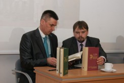 Prof. Jacek Knopek i dr. hab. Michał Polak, jeden z autorów, ktory zajął się historią najnowszą. 