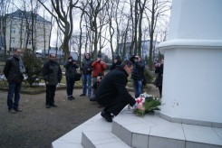 Burmistrz składa wiązankę pod pomnikiem upamiętniającym 'bohaterów ZSRR 1945 r'.