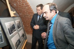 Wystawę zdjęć Chojnic w 1945 roku otwierali burmistrzowie (od lewej) Edward Pietrzyk i Arseniusz Finster. 
