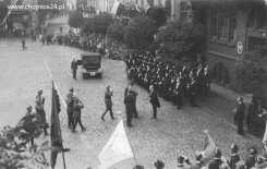 Powitanie prezydenta Wojciechowskiego przed chojnickim ratuszem 1924 r.  W dolnej części zdjęcia przedstawiciele bractwa