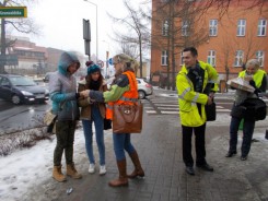 Odblaski rozdają (od lewej) Violetta Kasprzak, Kamil Kaczmarek i Alicja Kreft. Akcję zainicjowano 3 lutego.